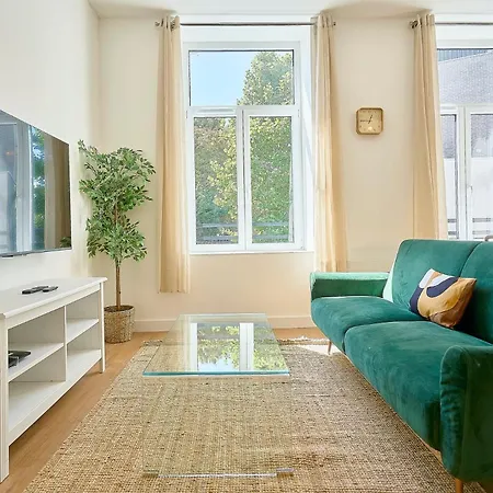 Two-bedroom Near Center And Metro Διαμέρισμα