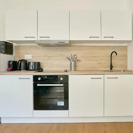 Two-bedroom Near Center And Metro Διαμέρισμα *